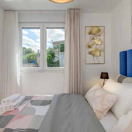 Luxury Giga Apartment